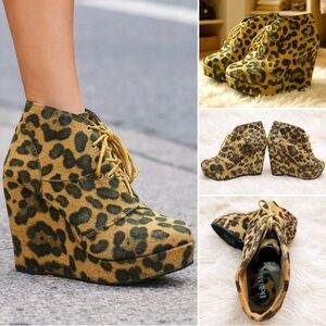 072 Bella Marie | NWOT Brown Leopard Print Lace Up Wedge Booties Ankle Shoes (6)